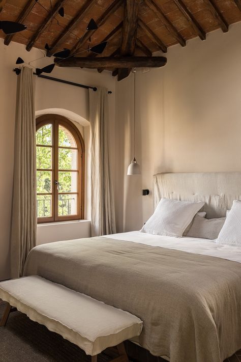 Pieve Aldina - Picture gallery 1 Italian Farmhouse Bedroom, Tuscany Bedroom, Contemporary Farmhouse Decor, Chianti Italy, Beige House, Tuscan Farmhouse, 2023 Picture, Italy 2023, Italy House