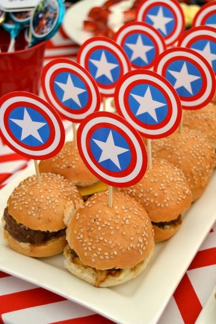 Captain America Food Ideas, Avengers Theme Birthday Party Decorations, Super Héros Birthday Party, Captain America Birthday Decorations, Super Hero Birthday Party Ideas Food, Marvel First Birthday Party Ideas, Avengers Party Food, Marvel Party Food, Captain America Party Decorations