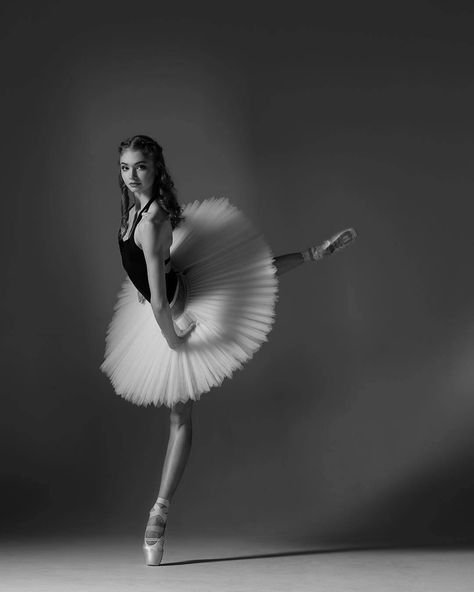 Tanaquil le clercq : Photo Alena Kovaleva Alena Kovaleva, Ballerina Poses, Dark Skirts, Dance Picture Poses, Ballet Poses, Classical Ballet, Ballet Photography, Ballet Dress, Dance Art