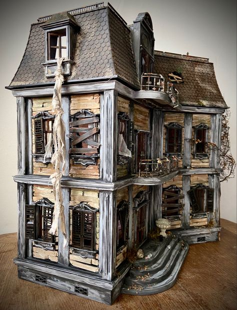 Made by Fairy-Tailor Halloween Dolls House, Haunted Dollhouse Interior, Cardboard Haunted House Diy, Spooky Dollhouse Diy, Haunted Dollhouse Diy Ideas, Doll House Halloween, Halloween Doll House, Spooky Dollhouse, Diy Haunted House