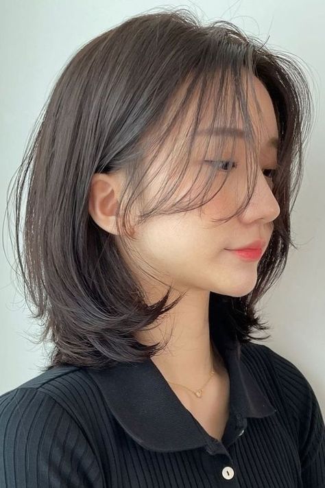 Short Oval Layered Haircut, Korean Trendy Haircut, Layer Oval Haircut Short, Korean Layered Haircut Short, 3 Layer Haircut Short, Oval Layered Haircut Medium, Short Hair Korean Style Layer, Short Haircut Korean Style, Short Layered Haircuts Korean