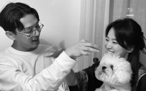 Song Hye Kyo surprises everyone with a photo of Yoo Ah In on her Instagram Yoo Ah In, Hye Kyo, Sassy Girl, Song Hye Kyo, Vogue Korea, Have A Laugh, Snapchat Stories, Couples Photoshoot, News Songs