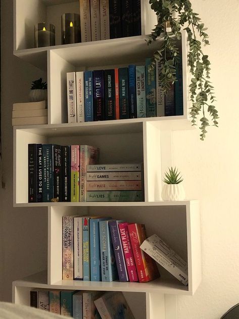 Room Shelf Ideas Bedroom, Book Shelf Ideas Bedroom, Bookshelf Ideas Bedroom, Cute Bookshelf Ideas, Book Corner Ideas Bedroom, Bookshelf Aesthetic, Bookshelves In Bedroom, Bookshelf Inspiration, Lots Of Books