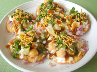 Papdi Chaat or Papri Chaat is a popular North Indian chaat item. Papri Chat, Papri Chaat Recipe, Papri Chaat, Desi Street Food, Kheer Recipe, Pani Puri, Chaat Recipe, India Food, Indian Street Food