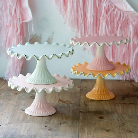 Scalloped Cake, Baking Storage, Luncheon Ideas, Cupcake Plate, Fruit Plates, Cake Pedestal, Beautiful Cake Stands, Snack Plates, Pretty Dishes