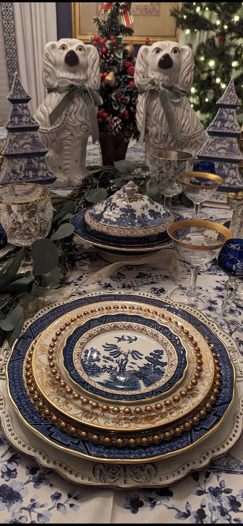 Blue Willow Christmas Tablescapes, Blue Willow Table Setting, Blue Willow Tablescapes, Blue Willow Christmas, Modern Tablescape, Table Scape, Christmas Tablescapes, Christmas Table Settings, Blue Willow