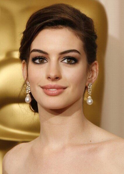 Anne Hathaway Eye Makeup, Anne Hathaway Makeup, Anne Hathaway Smokey Eye, Makeup Influencer, Red Lip Makeup, Beautiful Brown Eyes, Winter Typ, Glamour Makeup, Anne Hathaway