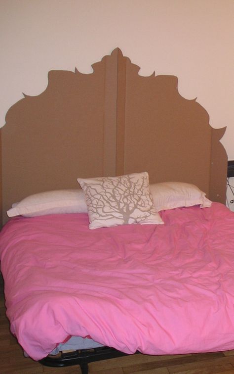 DIY headboard cut from a large cardboard box. Diy Cardboard Bed Frame, Diy Princess Headboard, Cardboard Headboard Diy, Diy Cardboard Headboard, Headboard Ideas Rattan, Gothic Headboard, Cardboard Headboard, Princess Headboard, Backboards For Beds