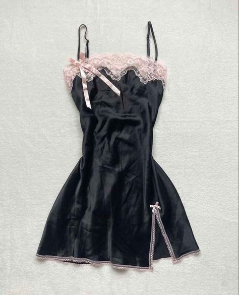 Stile Blair Waldorf, Iconic Y2k, Medium Pretty, Victoria Secret Black, Silk Slip Dress, Lace Slip, Cute Bow, Silk Slip, 2000s Fashion