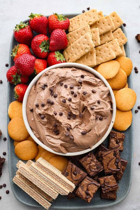 Brownie Dip Recipe, Brownie Charcuterie Board, Easy Brownie Batter Dip, Brownie Platter, Brownie Batter Dip Recipe, Dips Dessert, Toffee Apple Dip, Brownie Dip, Brownie Batter Dip