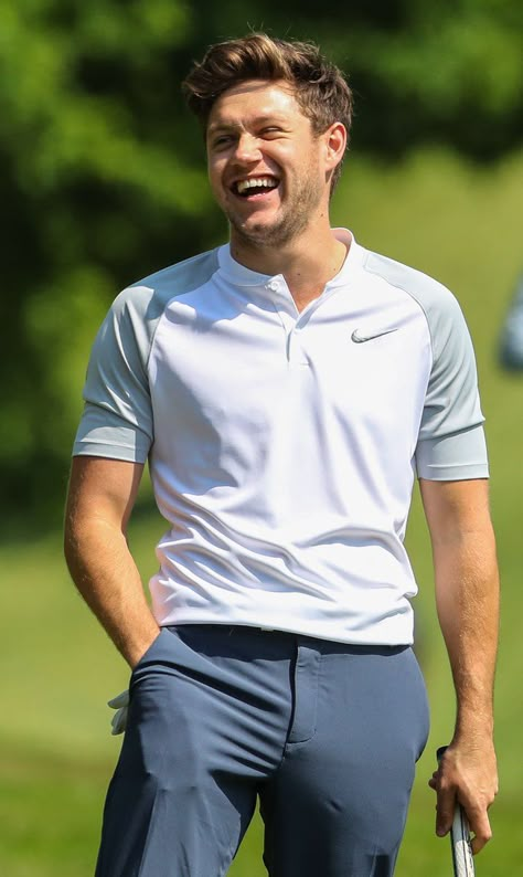 Fashion Outfits Celebrities, Niall Horan Golf, Niall Horan News, Niall Horan Imagines, Niall Horan Baby, One Direction Outfits, One Direction Shirts, Irish Singers, Niall And Harry