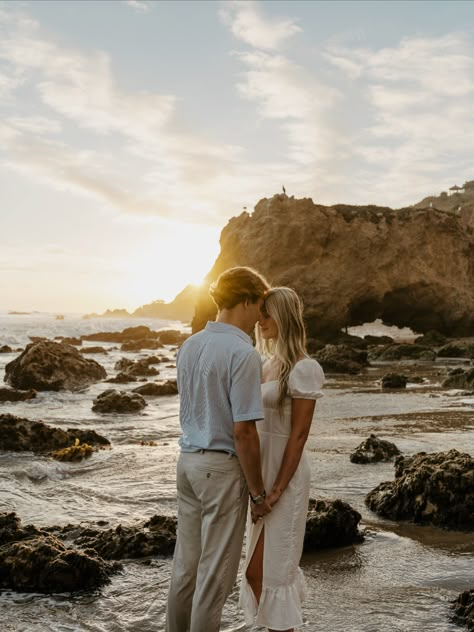 El Matador State Beach engagement photoshoot El Matador Beach Photoshoot, Malibu Beach Photoshoot, El Matador Beach Engagement Photoshoot, El Matador Beach Engagement, El Matador State Beach, Pre Wedding Praia, Beach Cliff Engagement Photos, Laguna Beach Engagement Shoot, Laguna Beach Maternity Photos