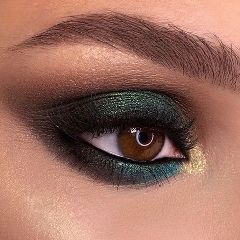 Lash Makeup, Glow Green, Black Lashes, Dramatic Eyes, Winged Liner, Lashes Makeup, Holiday Looks, Smokey Eye, Eye Shadow