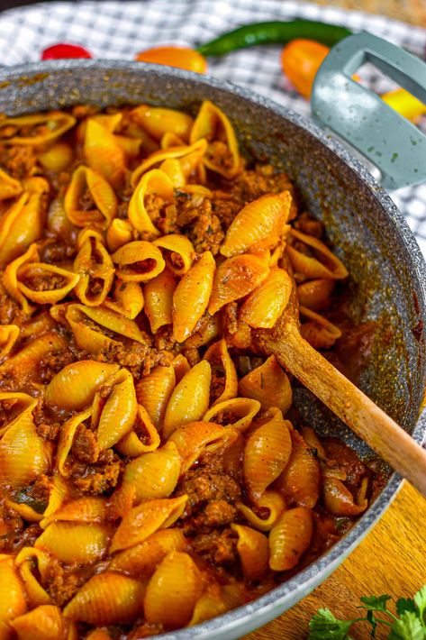 Pasta Shells With Ground Beef, Shells With Ground Beef, Roast Beef Salad, Shell Pasta, Beef Pasta Recipes, Jumbo Pasta Shells, Red Sauce Pasta, Pasta Shells, Beef Pasta