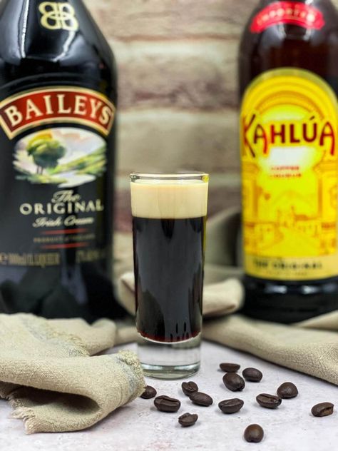 Baby Guiness, Baby Guinness, Guinness Recipes, Flavored Tequila, Guinness Cocktail, Kahlua Recipes, Pint Of Guinness, Guinness Draught, Cocktail Shots