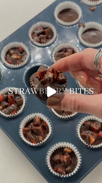 COLBY TROY on Instagram: "mini chocolate strawberry bites 🍓   Steps in video #strawberry #strawberrydessert #latenightsnack #easydessert #easyrecipeideas #recipe #viral #chocolatestrawberries #chocolatestrawberry #frozenchocolatestrawberries #chocolatecoveredstrawberries #dessert #foodblogger #healthydessert #whatscolbycooking" Chocolate Dipped Dessert Ideas, Desserts With Strawberries And Chocolate, Uses For Frozen Strawberries, Strawberry Desserts Easy Quick, Food Fundraising Ideas, Strawberry Party Food, Chocolate Strawberries Recipe, Chocolate Strawberry Desserts, Desserts Strawberry