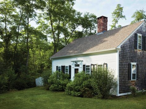 A Cape Cod Summer House Gets a Fresh Update – Frederic Magazine Cape Cod Cottage Interiors, Cape House Interior Design, Cape Cod House Interior Ideas, Cape Cod House Interior, Frederic Magazine, Massachusetts Houses, Cape Cod Aesthetic, Cape Cod House Exterior, Cape Cod Summer