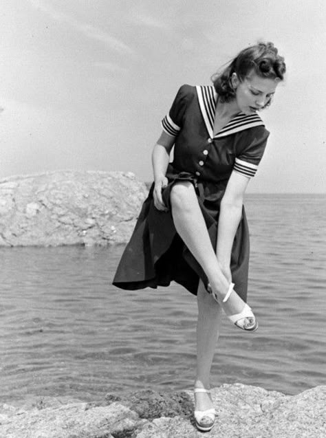 Vintage Streetstyle Inspiration | Summer in the 1940s & 1950s 40s Mode, Vogue Photographers, Vintage Sailor, Fashion 1940s, 1940's Fashion, Adored Vintage, Sailor Dress, 40s Fashion, Vintage Nautical