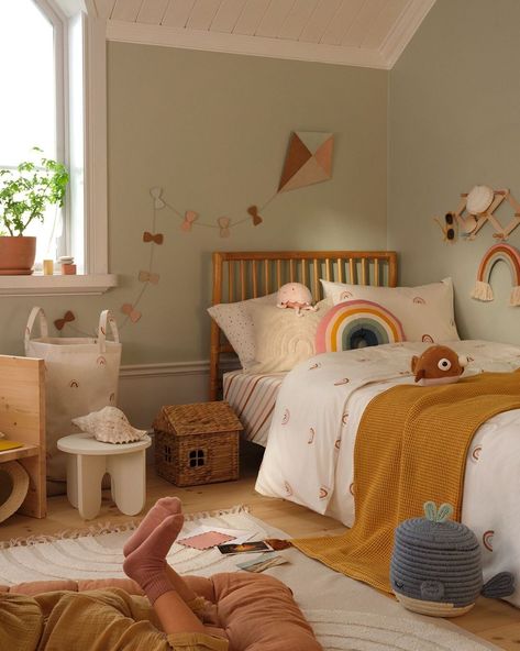 H&M HOME on Instagram: “Invite warm yellow, soft pink and cute rainbow details to the kids’ room 🌈 #HMHOME #kidsdecoration #kidsroom 🔎 Duvet cover set 1011386001” Yellow Kids Bedroom, Kids Room Rainbow, Yellow Kids Rooms, Yellow Nursery, Kids Bedroom Inspiration, Rainbow Room, Kids Room Inspiration, Yellow Bedroom, H&m Home