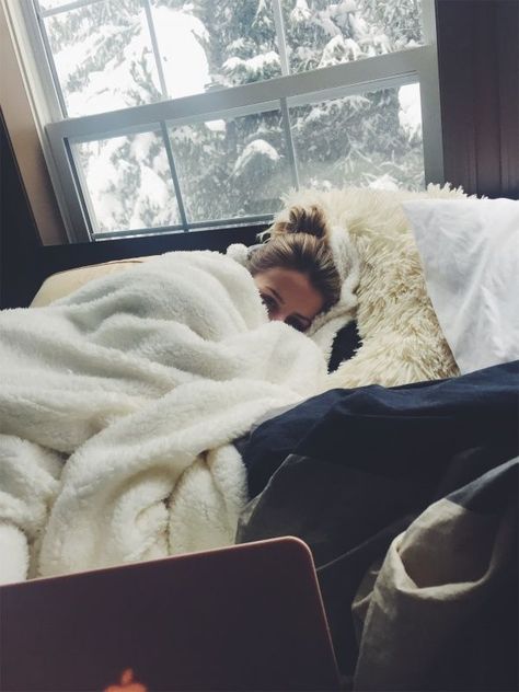 Homebody Aesthetic, Hygge Aesthetic, Cozy Things, Winter Bedroom, Photographie Portrait Inspiration, Winter Inspo, Winter Photoshoot, Cozy Aesthetic, Jolie Photo