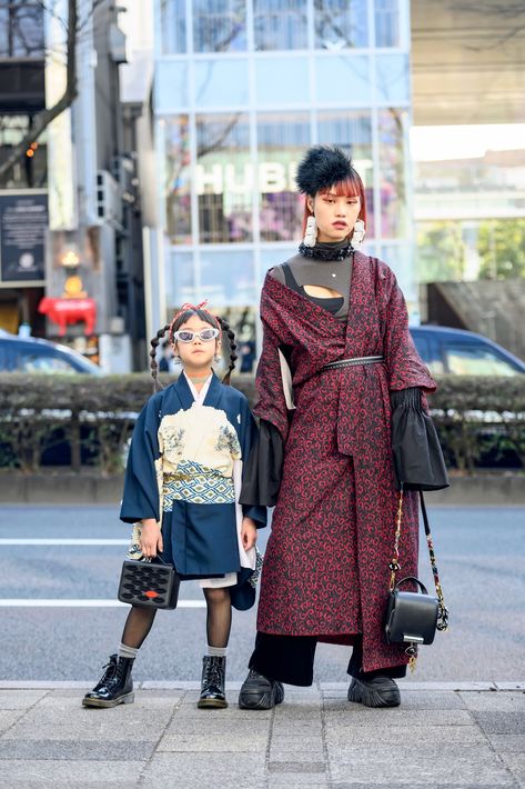 Style has no age limit. At #TokyoFashionWeek even the youngest style stars were out in full force. Kimono Street Style, Tokyo Fashion Week Street Styles, Moda Kimono, Japan Fashion Street, Tokyo Fashion Week, Tokyo Street Style, Fashion Days, The Best Street Style, Tokyo Fashion