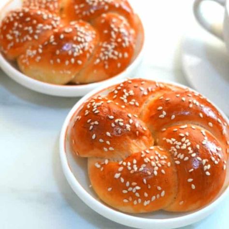 Easy Kaiser Roll Recipe - MerryBoosters Kaiser Roll, Kaiser Rolls, Burger Bun, Flour Bread, Kiss The Cook, Hamburger Buns, Roll Recipe, Bun Recipe, Burger Buns