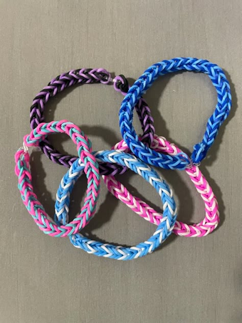 Rainbow Loops Bracelet, Loom Bracelet Aesthetic, Aesthetic Beaded Bracelets Homemade, Cute Rainbow Loom Ideas, Preppy Rainbow Loom Bracelets Ideas, Rubber Band Bracelets Ideas, Rainbow Loom Color Ideas, Loom Bracelets Color Combos, Rainbow Loom Bracelets Color Ideas