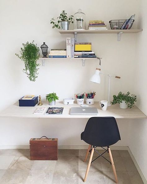 7 Ways to Stay Productive When You Work From Home Work Space Decor, Deco Salon, Study Room Decor, Beautiful Rooms, Workspace Design, Home Office Space, A Desk, Office Inspiration, Home Office Design