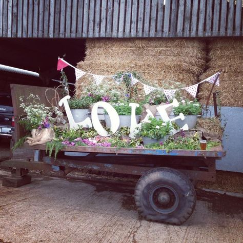 A country flower trailer. We decorated this for our wedding on the farm - cowparsley galore! Tractor Wedding Ideas, Old Truck Wedding, Vintage Tractor Wedding, Just Married Tractor, Tractor Wedding Photos, Farmer Wedding, Wedding Trailer, Rustic Outdoor Wedding, Country Style Wedding