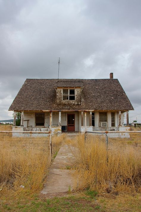 You won't find many people in Barstow. What you will find is the lingering echo of sadness and broken dreams. This abandoned house looks like something out of a horror movie. Old Abandoned Buildings, Abandoned Town, Abandoned Homes, Creepy Houses, Creepy Ghost, Broken Dreams, Old Abandoned Houses, Forgotten Places, Spooky Places