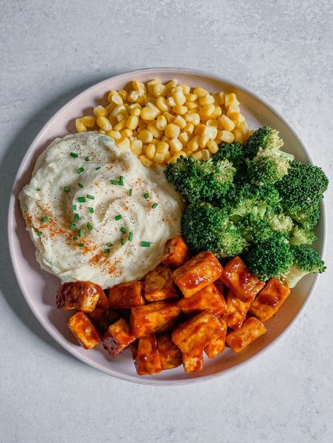 BBQ Tofu Plate with Mash & Veggies - cookinwithhalle Tofu And Mashed Potatoes, Mashed Potato Bowl, Potatoes And Veggies, Potato Bowl, Bbq Tofu, Vegetarian Barbecue, Pregnancy Cravings, Food Plan, Vegetarian Entrees