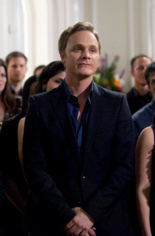 John Gilbert (David Anders) David Anders, I Zombie, Arrow Cast, John Gilbert, Superman Lois, Oliver Queen, Stephen Amell, Great Tv Shows, Mystic Falls