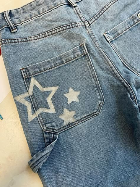 Design On Jeans, Allen Aesthetic, Painted On Jeans, Custom Jeans Diy, Jean Pocket Designs, Senior Jeans, Punk Fashion Diy, Painted Shorts, Painted Clothes Diy