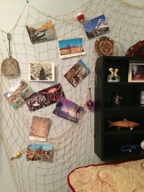 Fishnet Picture Display, Fish Net Decor Bedroom, Fishnet Room Decor, Fish Net Decor, Travel Room, Computer Gaming Room, Seashell Ornaments, Picture Boards, Computer Gaming