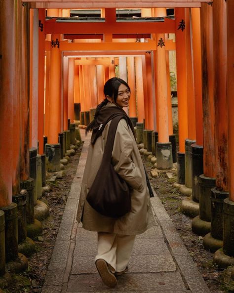 Fushimi Inari Shrine Poses, Kyoto Outfit Autumn, Kyoto Street Style, Japan Photo Inspiration, Japan Photo Ideas Instagram, Japan Travel Photos, Kyoto Japan Outfit, Japan Trip Photo Ideas, Japan Travel Fashion