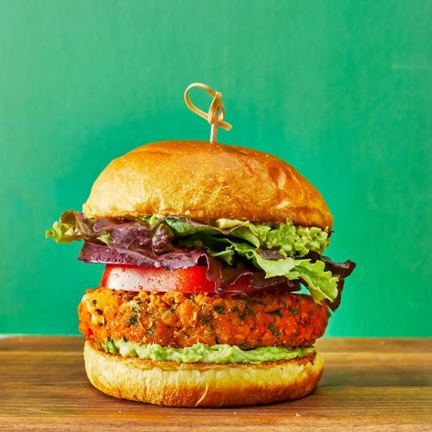 chickpea-veggie-burgers-recipe-0621plt Recipes With Chia Seeds, Brown Rice And Quinoa, Onions Recipes, Quinoa Veggie Burger, Ww Lunch, Rice And Quinoa, Chicken Entree, How To Make Bbq, Bbq Turkey