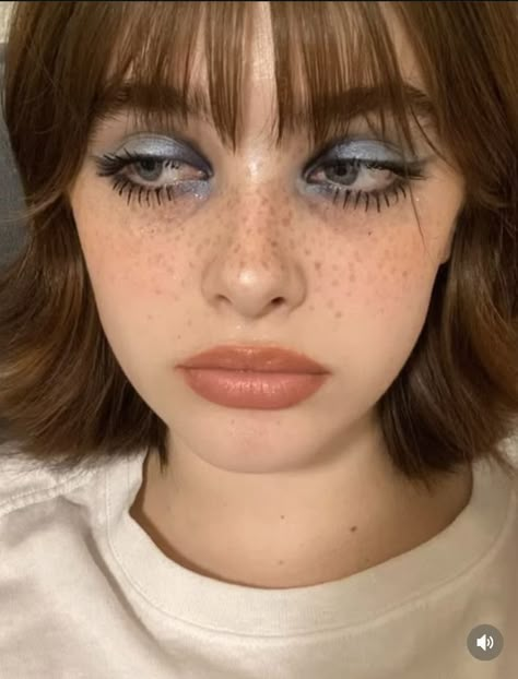 silver blue eyeshadow 🌊🦋 Silver Eyeshadow Looks, Blue Eyeshadow Makeup, Applying Eyeshadow, Silver Eye Makeup, Blue Eyeshadow Looks, Grey Makeup, Funky Makeup, 70s Makeup, Blue Makeup Looks