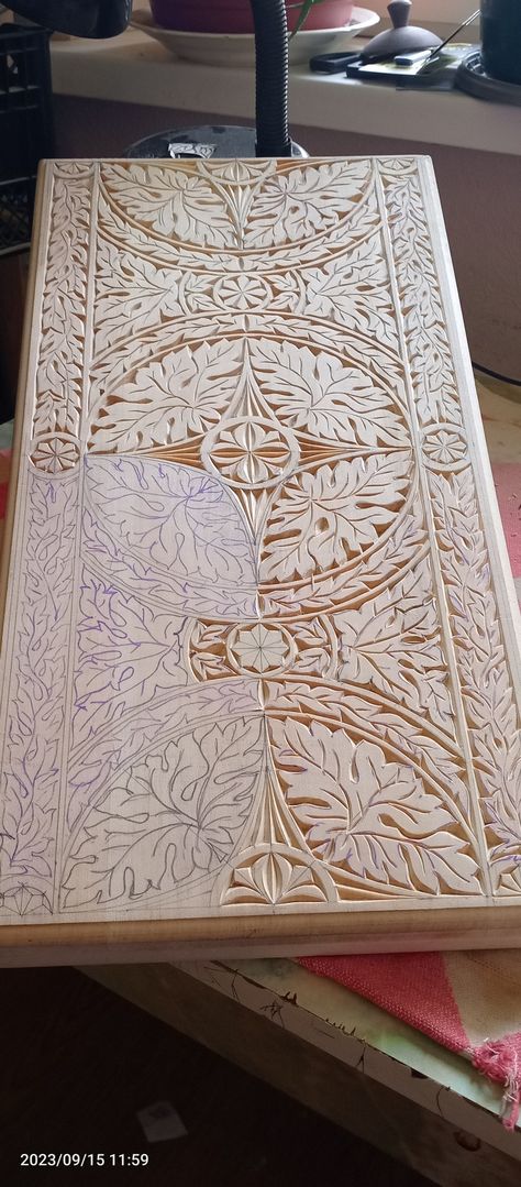 Wood Carving Designs Pattern, Wood Relief Carving, Ornamental Wood Carving, Relief Wood Carving, Wood Relief, Wood Carving Furniture, Wood Craft Patterns, Chip Carving, Carving Wood