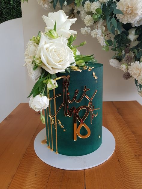 Tall Cake Decoration, Cake With Gold Drip, Cake With Fresh Flowers, Cake With Gold, Tall Cake, Unique Birthday Cakes, Gold Drip, Fresh Flower Cake, Green Cake