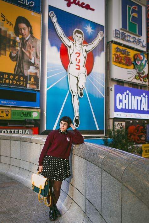 Glico sign Osaka - The cat, you and us Osaka Instagram Spots, Osaka Pictures Ideas, Osaka Photo Ideas, Osaka Photoshoot, Kyoto Photoshoot, Osaka Japan Photography, Osaka Winter, Tokyo Photoshoot, Japan Spring Fashion