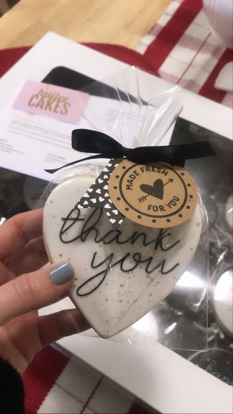 Cookie Thank You Gifts, Custom Cookie Packaging, Party Favor Cookies, Thank You Biscuits, Thank You Cookie Ideas, Thank You Cookies Wedding, Jw Cookies, Sugar Cookie Packaging Ideas, Thank You Sugar Cookies