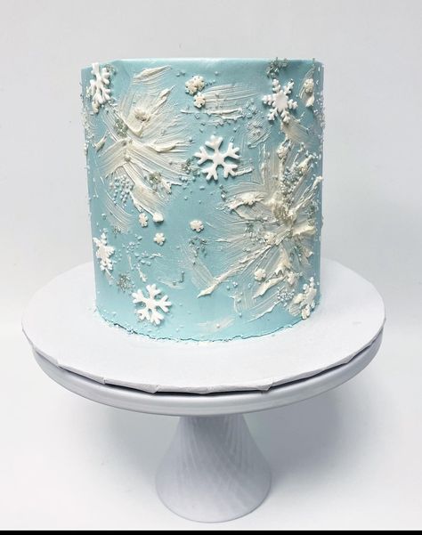 Winter Snowflake Cake, Winter Wonderland Theme Cake, Snow Cake Winter, Ice Birthday Cake, Simple Frozen Theme Cake, Winter Birthday Cake Ideas, Winter Wonderland Cake Ideas, Frozen Birthday Party Cake, Pastel Frozen