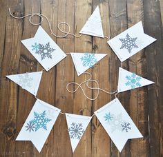 Winter Snowflake Banner - The Happy Scraps Winter Banner Printable Free, Banner Craft, Snowflake Banner, Mantel Scarf, Winter Banner, Winter Journal, Winter Flags, Winter Feeling, Diy Snowflake