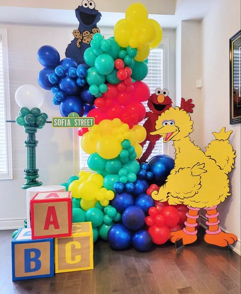 Sesame Street Elmo Birthday Party Ideas, Sesame Street Balloon Decor, Sesame Street Gender Reveal, Elmo Centerpiece Ideas 1st Birthday, Sesame Birthday Party, Elmo Decoration Ideas, Sesame Street Balloon Decorations, Diy Elmo Birthday Party Decoration, Vintage Sesame Street Party