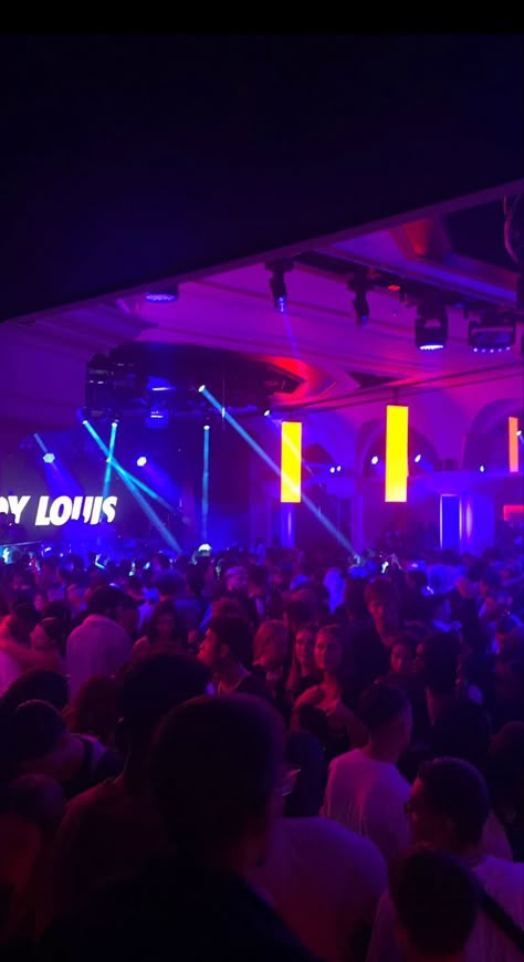 Night life vibes in Central Europe 2022 Europe Night, Uni Motivation, European Club, 21 Party, Night Club Aesthetic, Disco Club, Summer In Europe, Night Video, Life Vibes