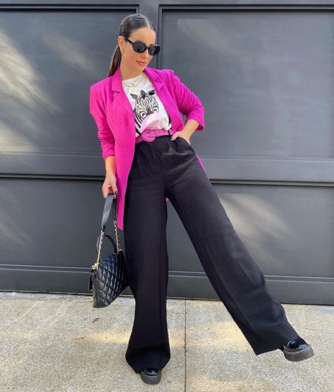 Blazer Fucsia Outfit Casual, Fuschia Blazer Outfit, Fuchsia Outfit, Semi Formal Outfits For Women, Casual Bar Outfits, Pink Blazer Outfit, Outfit Informal, Outfit Botas, Blazer Outfits Casual