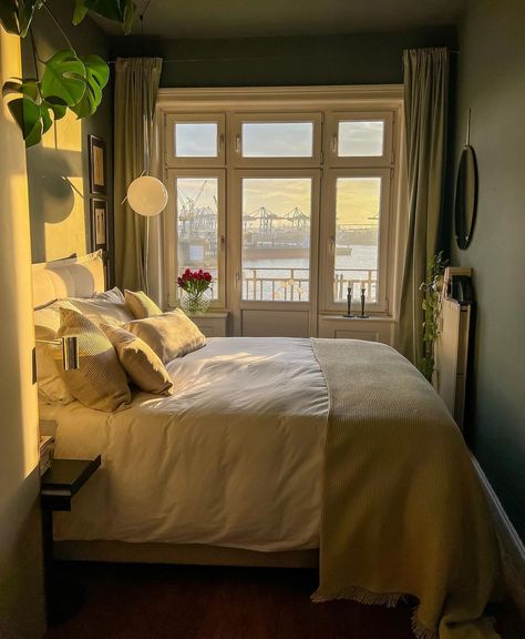 Jenny Feldmann’s Instagram post: “Schönes Wochenende ✨ . . . #bedroom #roomwithaview #windowdecor #windowview #bedroominspo #bedroomdesign #bedroomdecor #mybdrm…” Bedroom With View, Green Room Ideas Bedroom, Small Bedroom Interior, Cosy Bedroom, Small Bedroom Decor, Walls Room, Green Rooms, Bedroom Green, Room Ideas Bedroom