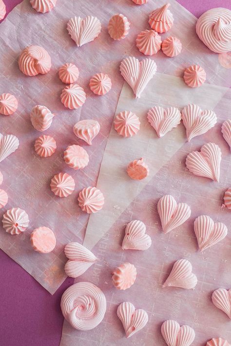 Meringue Hearts & Kisses - Recipe and Tips for Easy to Bake Meringues! Valentines Meringue Cookies, Heart Meringue Cookies, Valentines Pavlova, Valentines Meringues, Valentine Meringues, Pastel Kisses, Heart Meringue, Meringue Hearts, Kisses Recipes