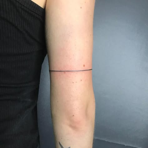 Arm Bands For Women Tattoo, Arm Ring Tattoo Woman, Tattoo Ideas Armband, Feminine Arm Band Tattoo, Solid Band Tattoo For Women, Matching Arm Band Tattoos, Line Wrap Around Tattoo, Around Tattoo Arm, Bicep Cuff Tattoo