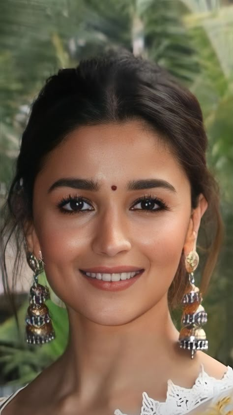 Simple Bridal Eye Makeup, Makeup Looks Light, Alia Bhatt Makeup, Rohit Sharma Drawing, Pink Gold Makeup, Makeup Looks Indian, Desi Makeup, Indian Eye Makeup, Indian Skin Makeup